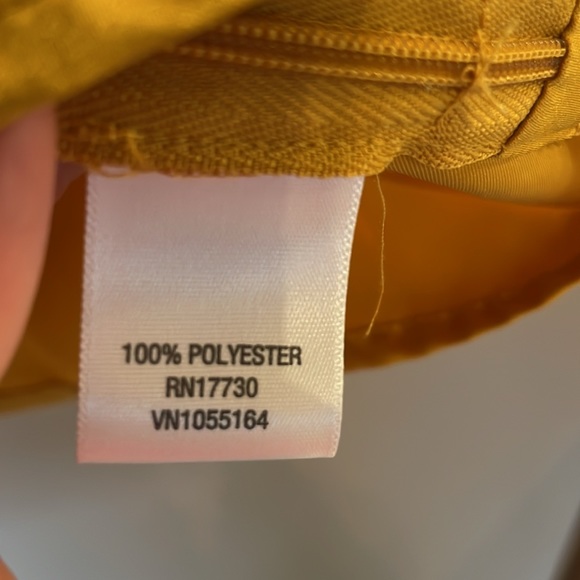 Golden sleeveless silky top size small, lightweight business causal - Picture 9 of 10